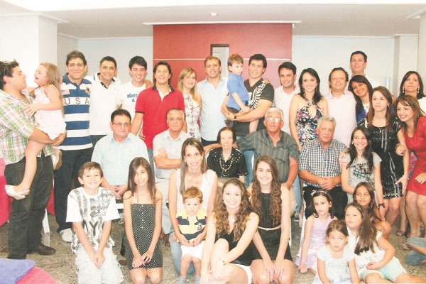 A foto de hoje é uma homenagem à matriarca de tradicional família ligada a Franca e Ribeirão Corrente. Dona Elvira Netto Calixto (viúva de Felipe Calixto) completa hoje 99 anos. Ela aparece no centro da foto, ladeada por seus quatro filhos: Roberto, Romeu